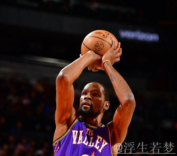 杜兰特中距离精准出手 压哨跳投命中 杜兰特中距离精准出手 压哨跳投命中