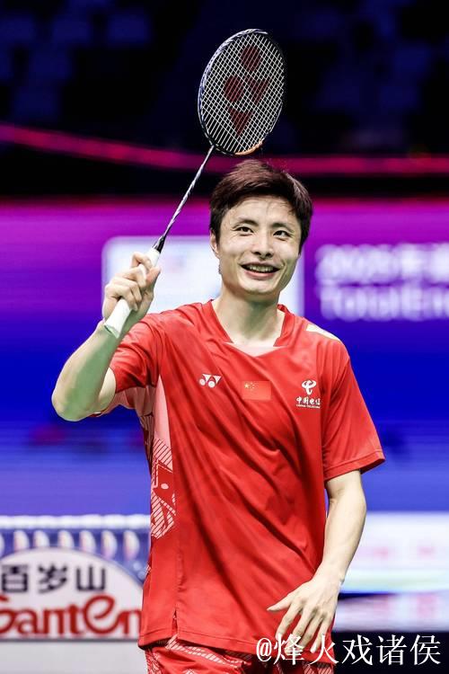 石宇奇2-1险胜周天成 两连胜锁定总决赛四强席位 石宇奇2-1险胜周天成 两连胜锁定总决赛四强席位